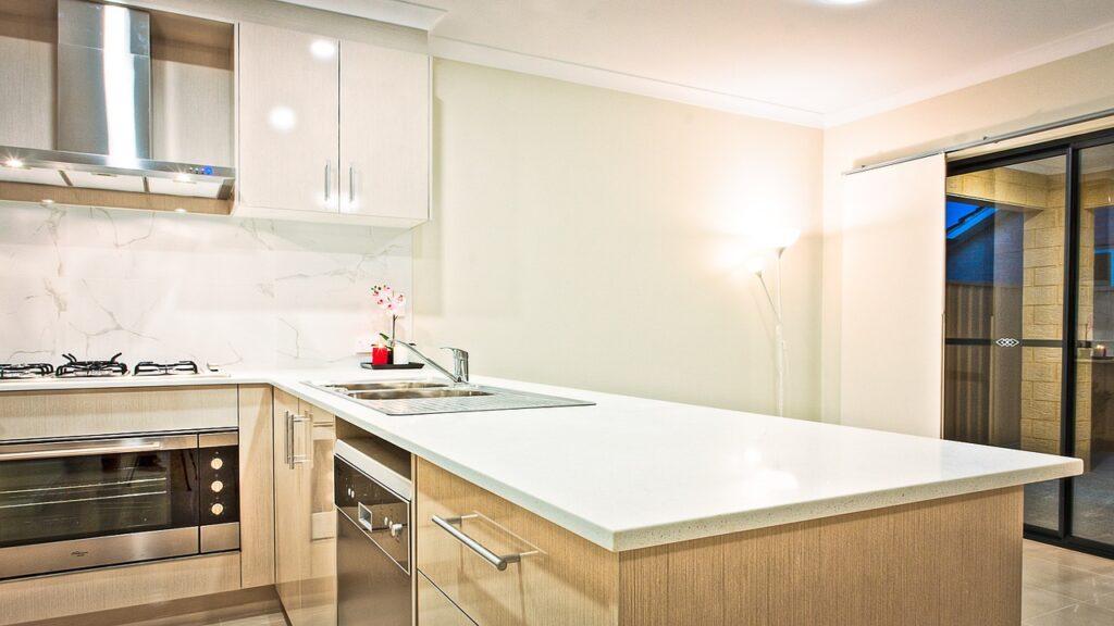 Cocina moderna de una casa que se encuentra puesta a la venta