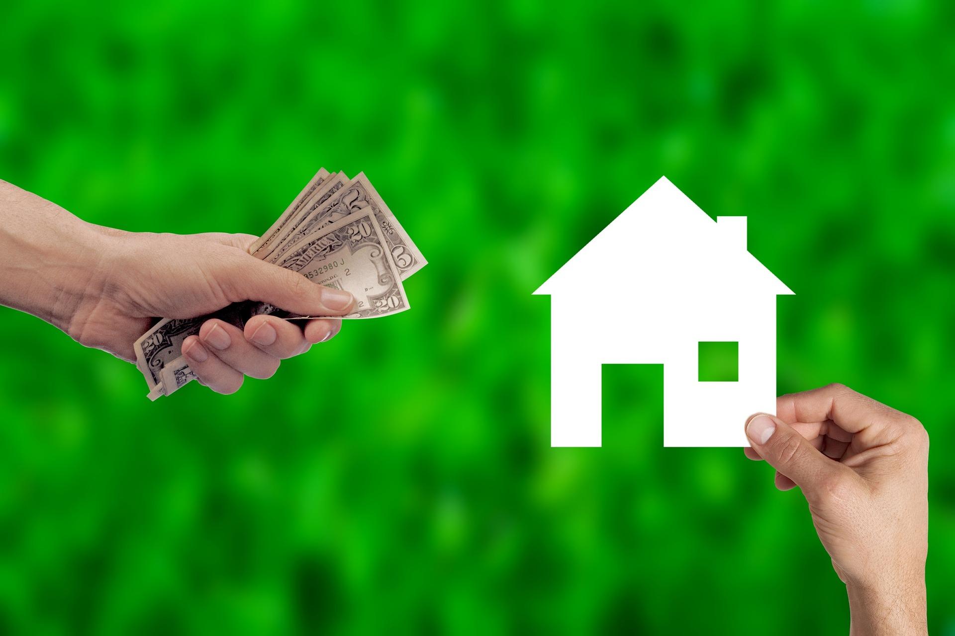 Persona dando dinero para comprar una casa
