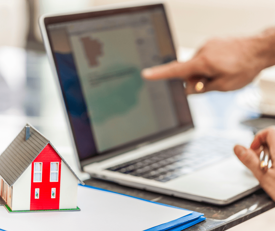 Inmobiliaria estudiando las posibles ventas en Sant Quirze