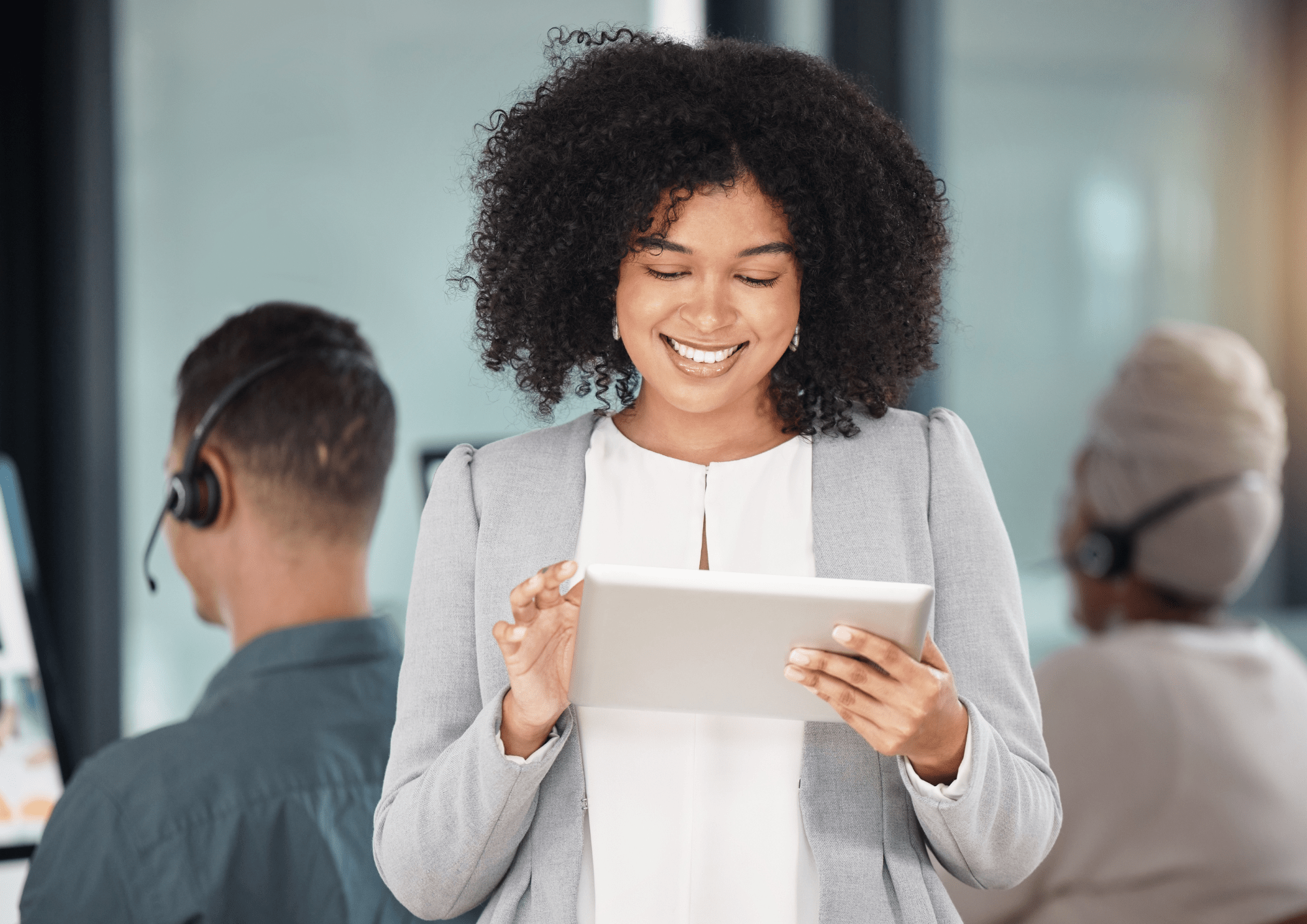 Chica teniendo presencia digital para la venta de su vivienda