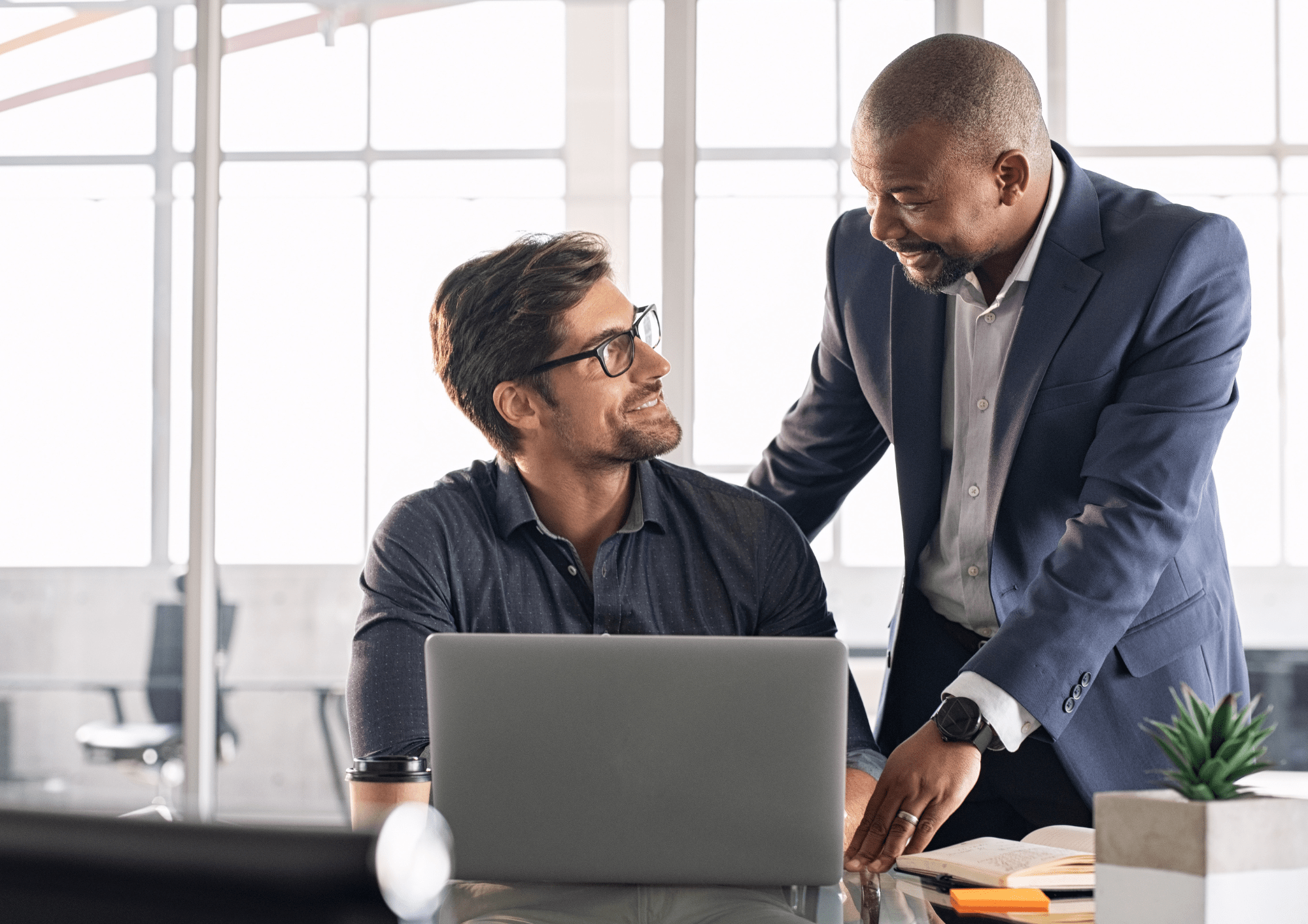 Inmobiliaria dando consejos y ayudando a vendedor