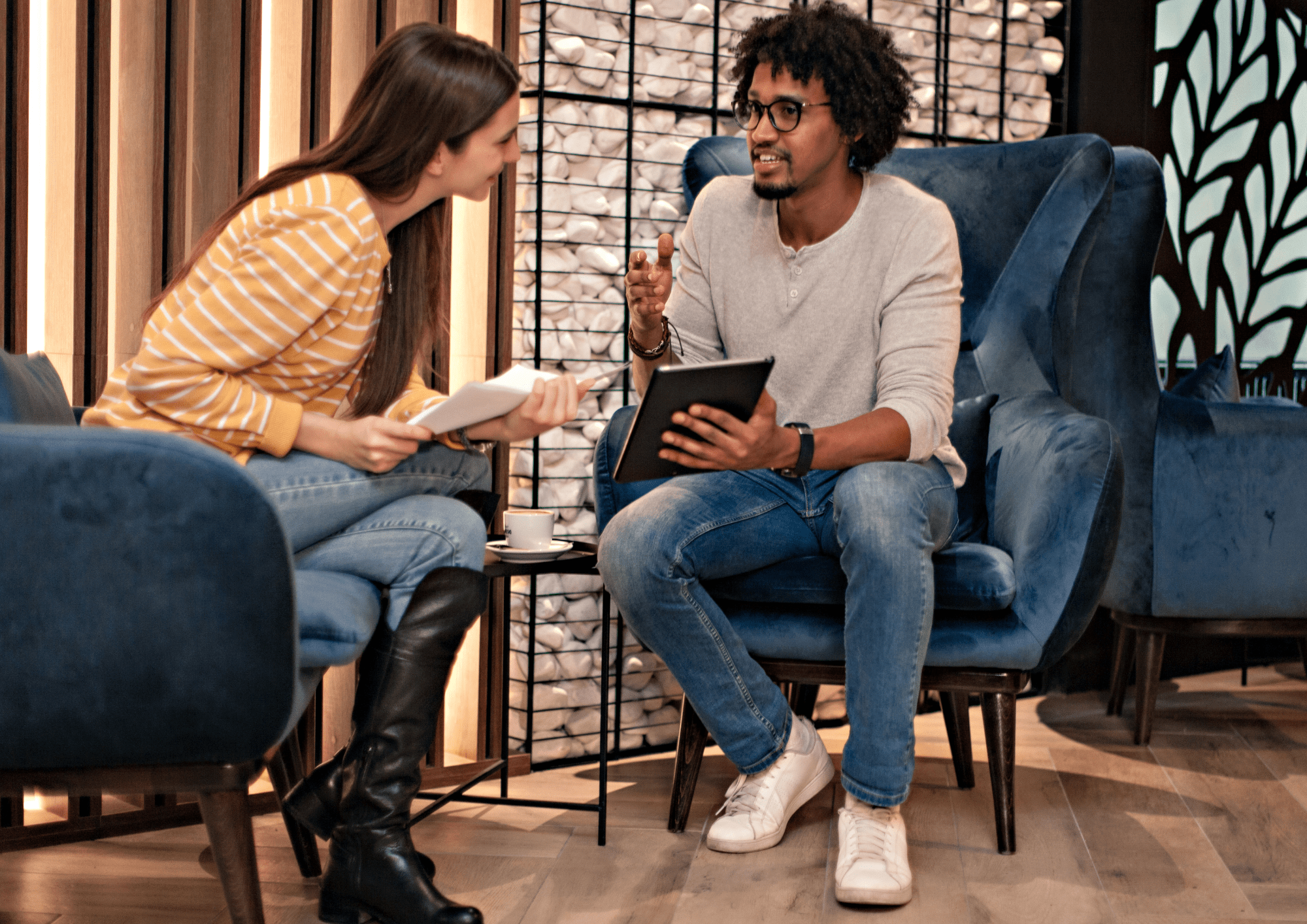 Personas hablando sobre la venta de su vivienda y aconsejando para hacerlo más fácil