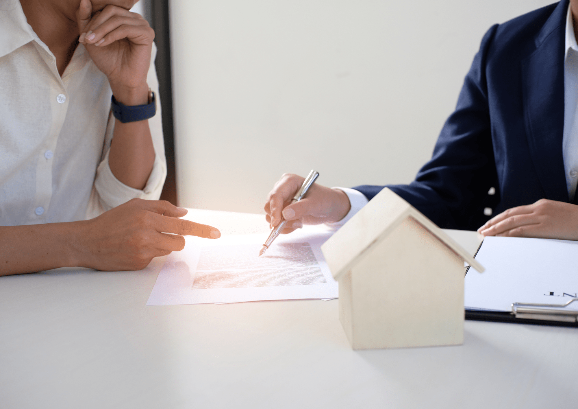 Cliente con inmobiliario seguro y confiado