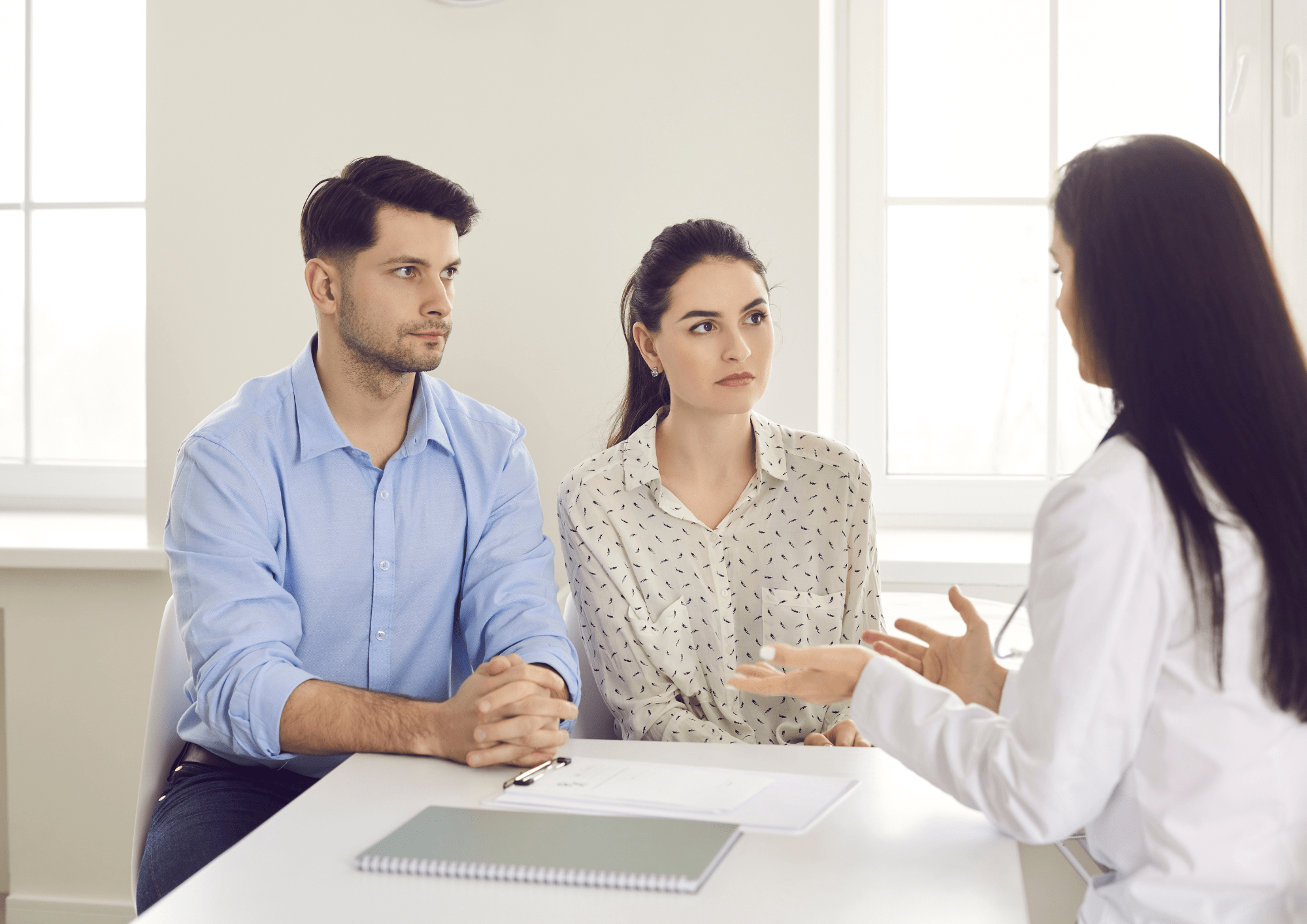 Inmobiliaria dando explicaciones detalladas sobre la casa que van a comprar