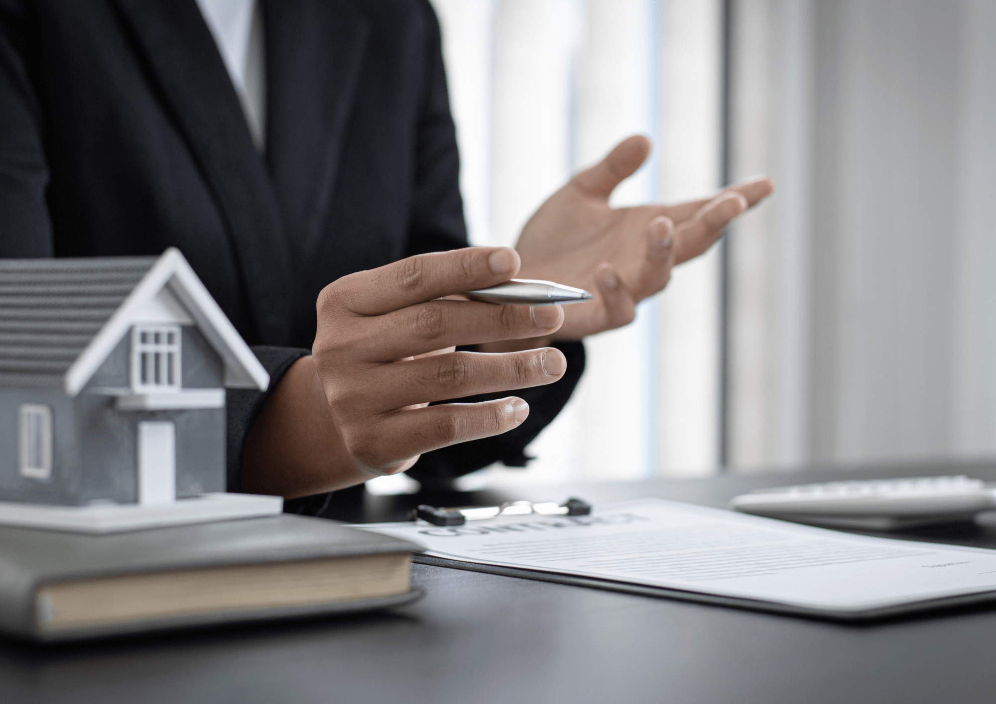 Agente inmobiliario vendiendo un piso