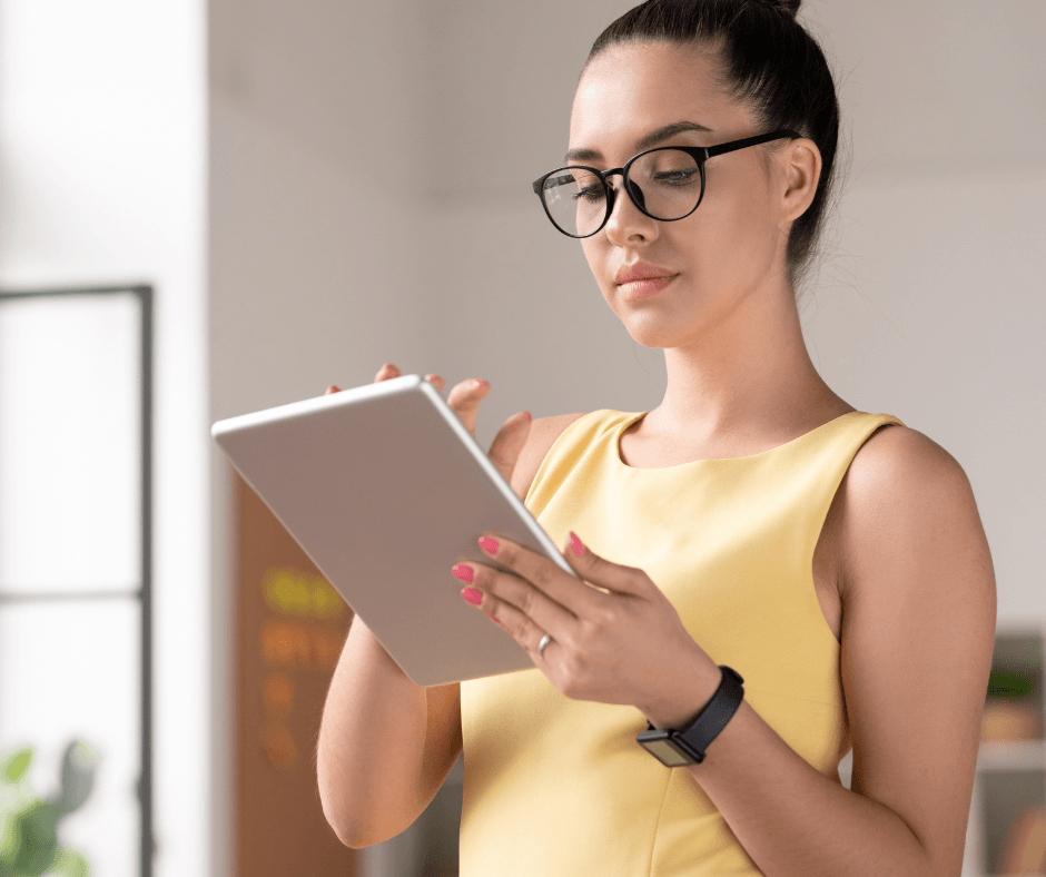 Chica de gafas buscando pisos en su Tablet
