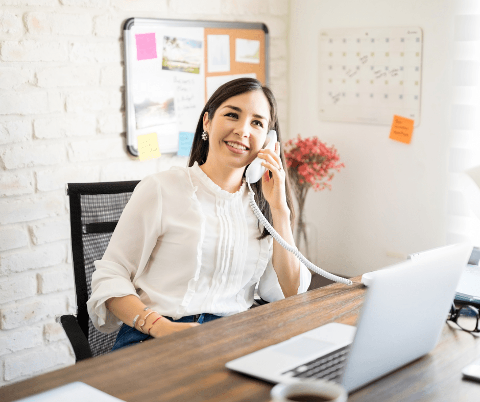 Chica hablando por teléfono con clientes para la venta de su piso