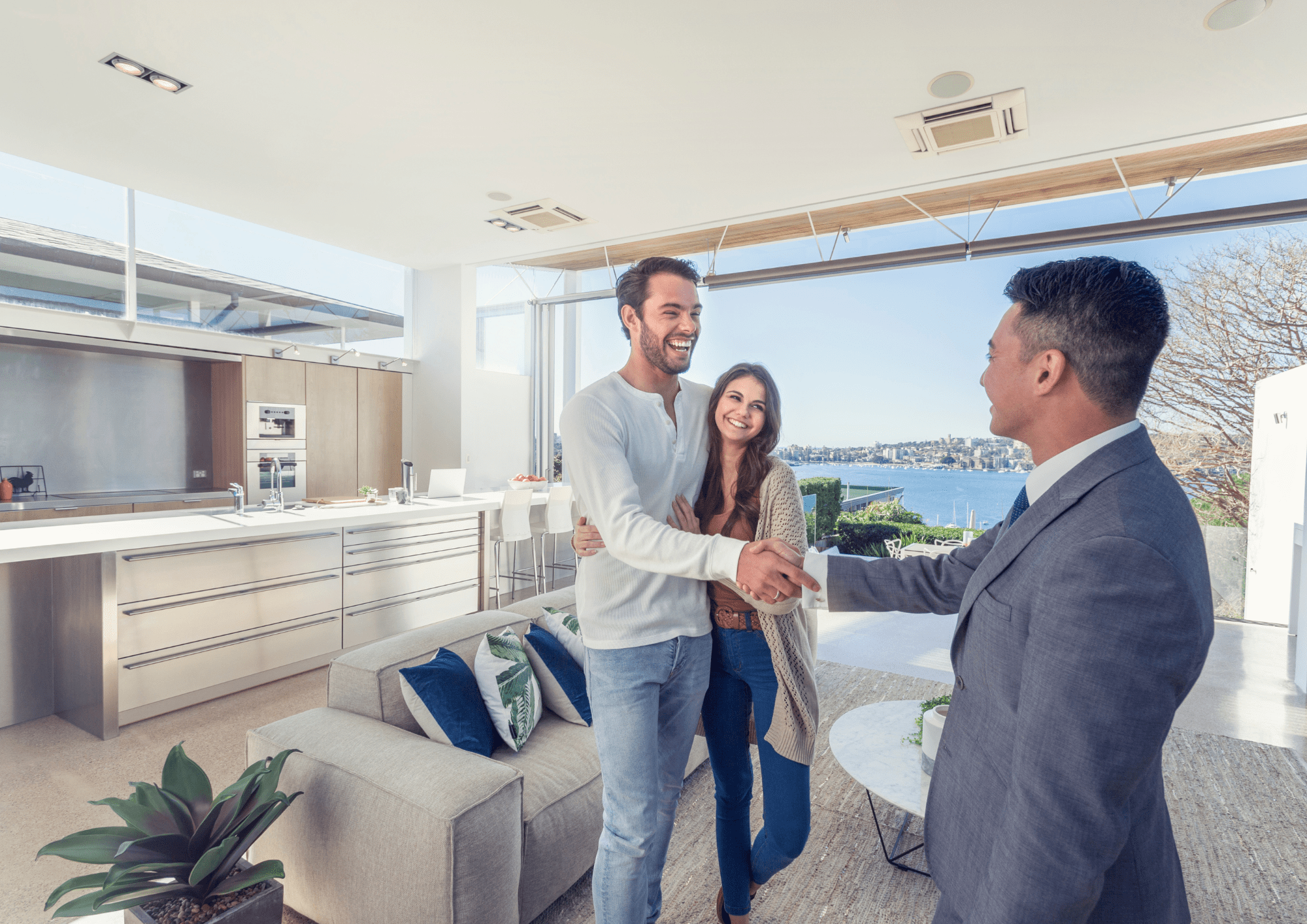 Enamorados dando las gracias a agente inmobiliario por su exitosa reciente compra en Sabadell