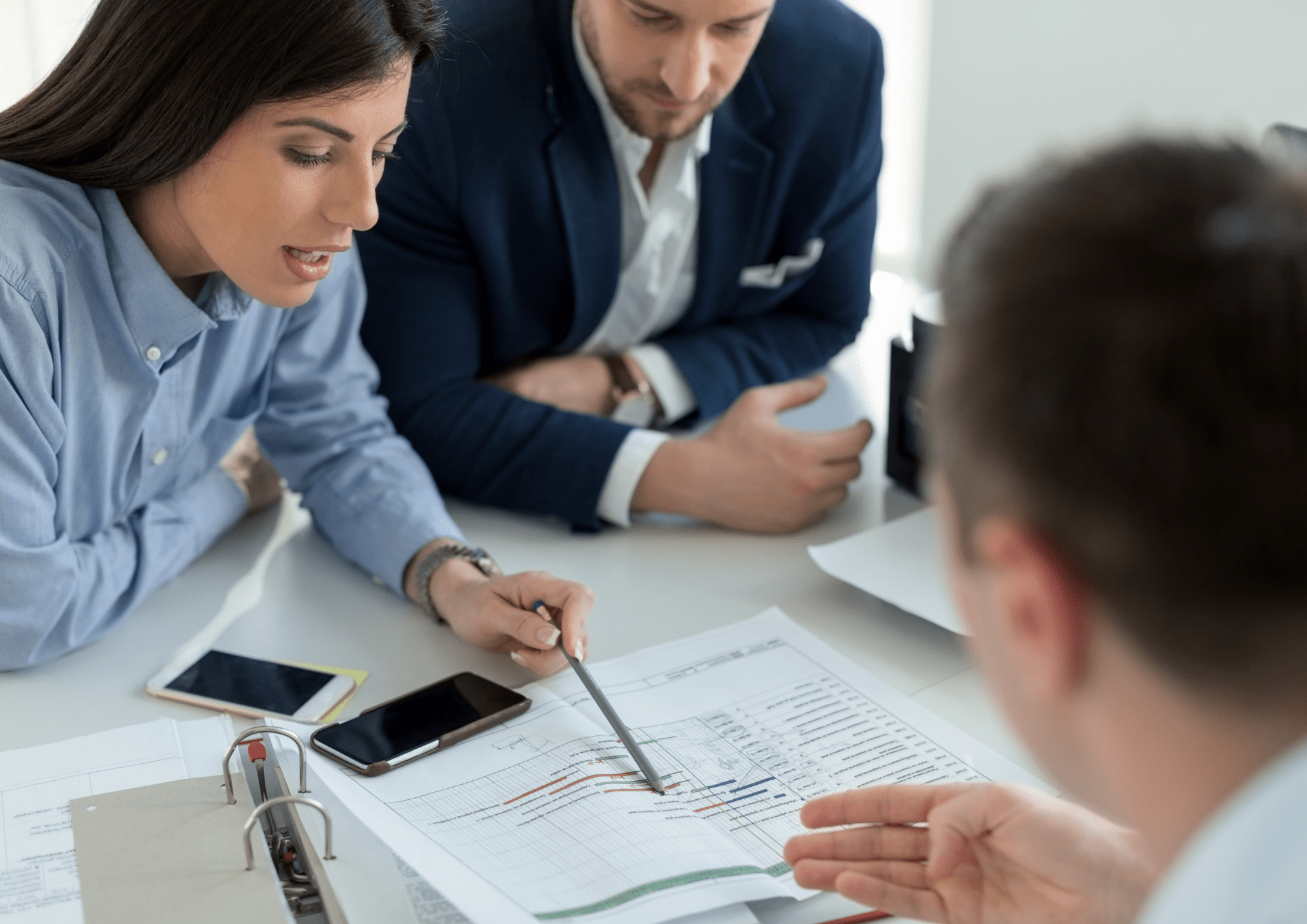 Agentes inmobiliarios explicando los pasos para la compra-venta de una vivienda