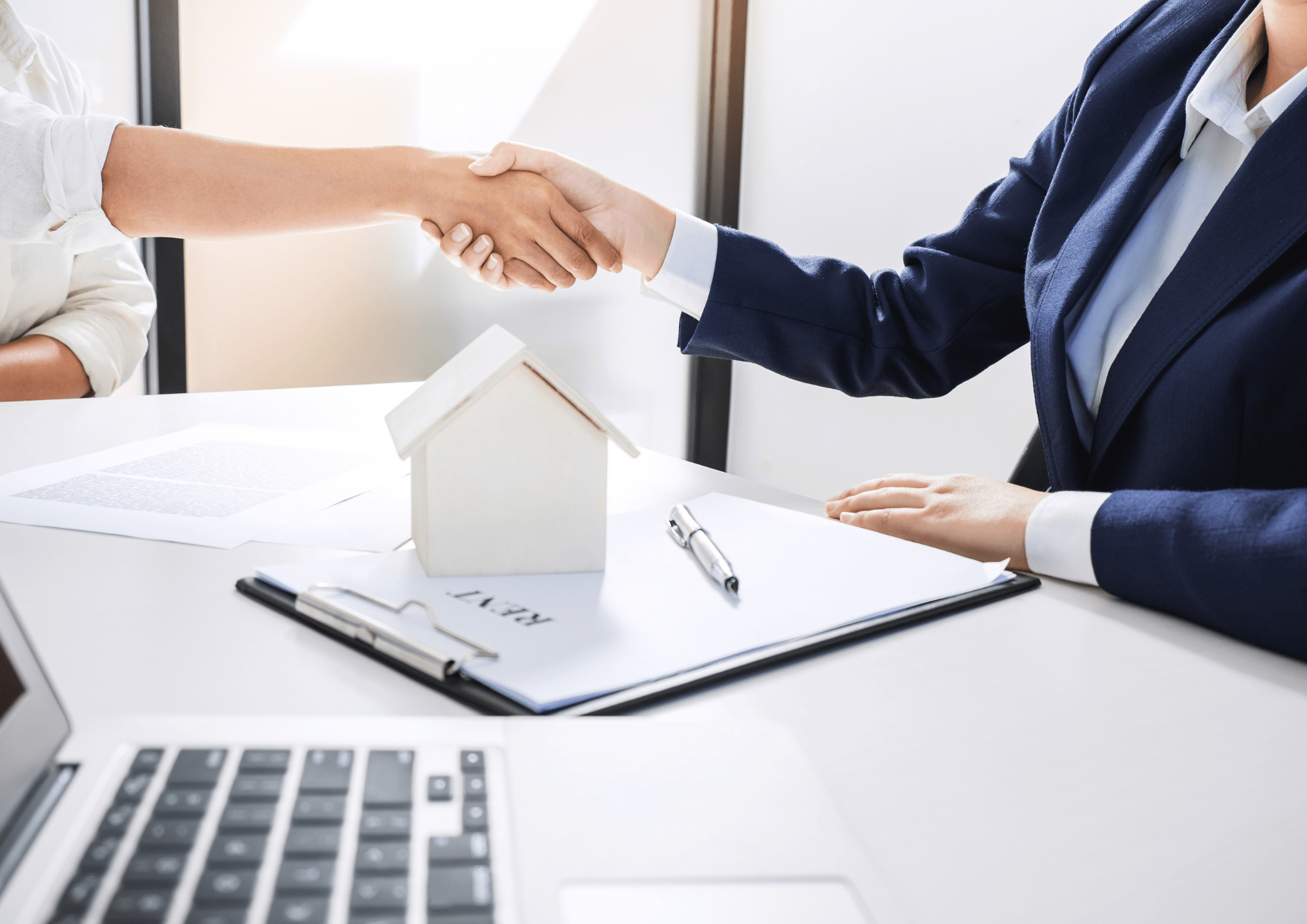 Cliente y agente inmobiliario pactando un la compra de una casa en Terrassa
