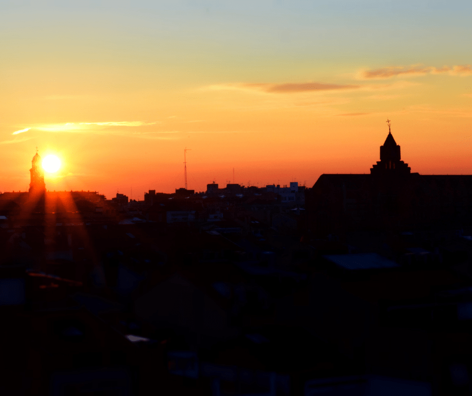 Ciudad de Sabadell en momento del atardecer
