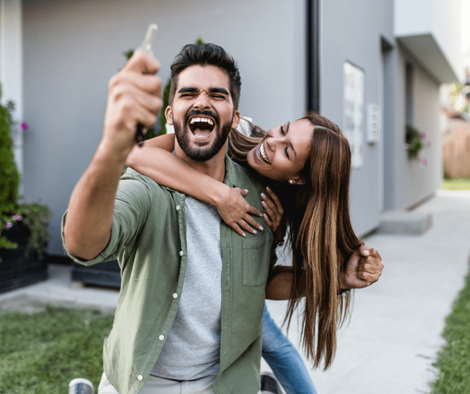Pareja feliz al vender su casa de forma rápida