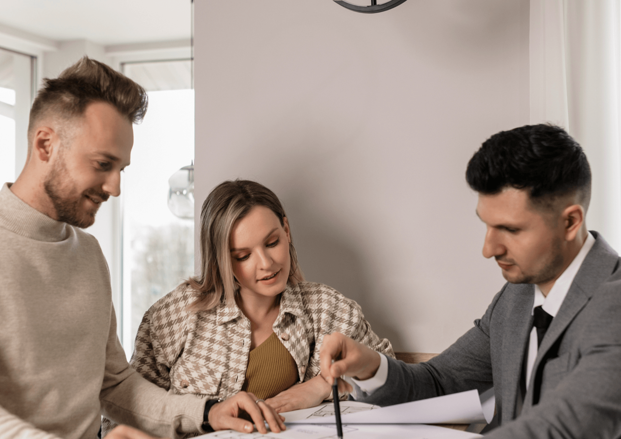 Agente inmobiliario mostrando planos de una casa en Sabadell