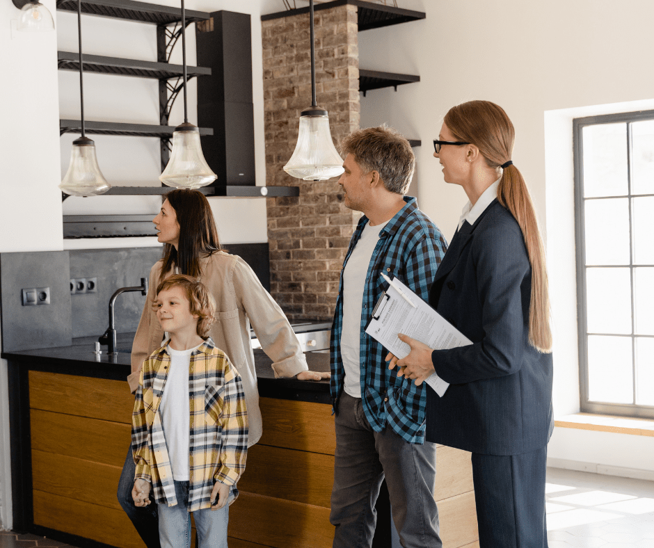 Agente inmobiliaria enseñando una casa a una Familia