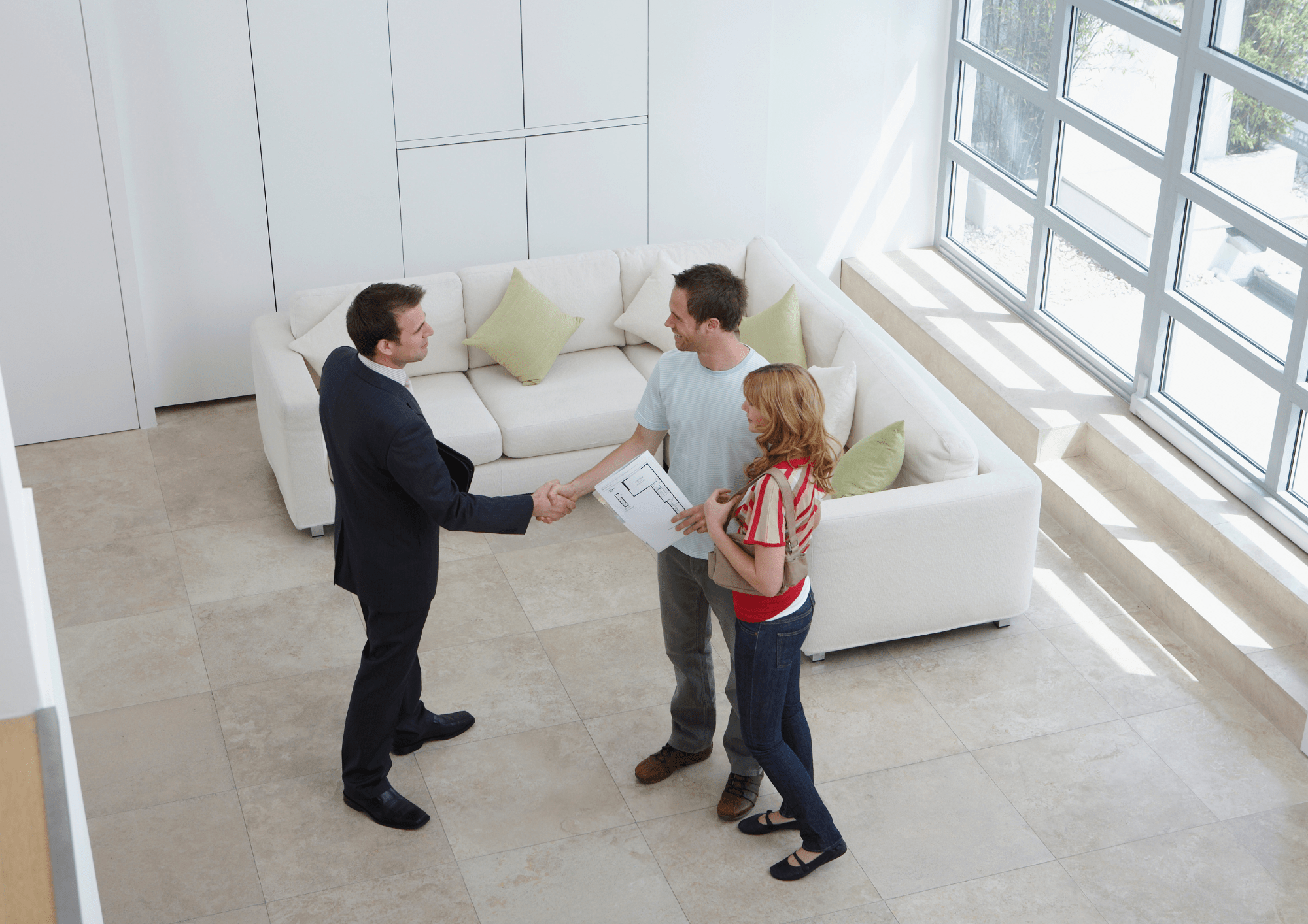 Agente inmobiliario vendiendo piso a pareja