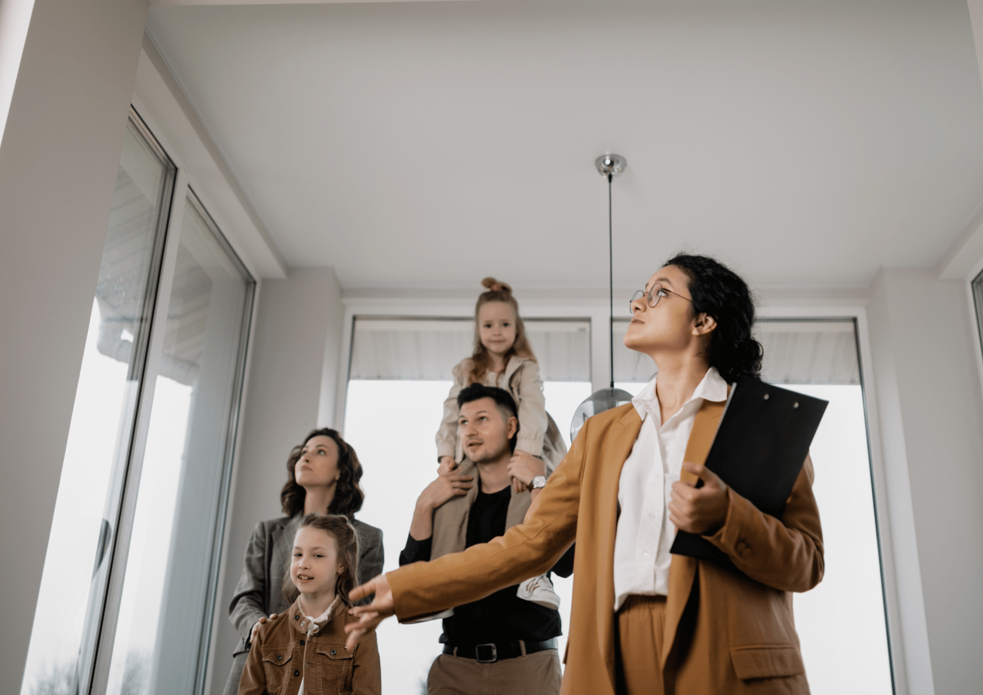 Agente inmobiliario mostrando piso en Sabadell