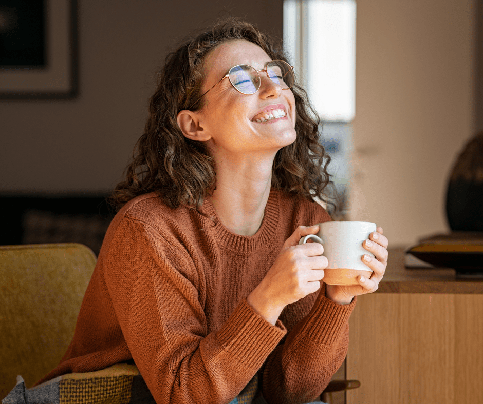 Mujer tomando su café disfrutando su independencia