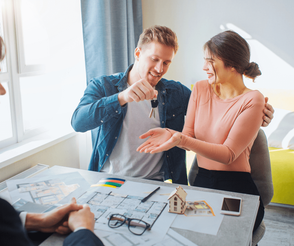 Hombre feliz entregando las llaves a su pareja para irse a vivir juntos en su nuevo proyecto de vida juntos
