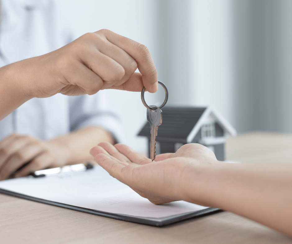 Persona entregando llaves a un cliente para su nueva vivienda