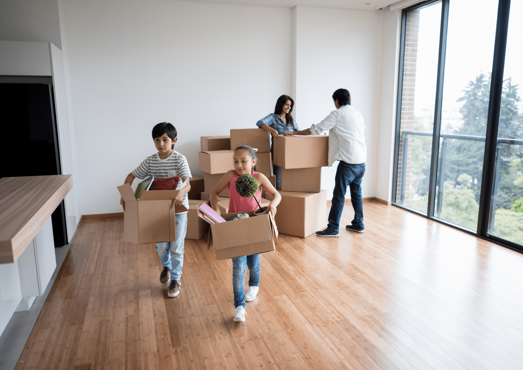 Familia feliz por la compra de un piso en Sabadell