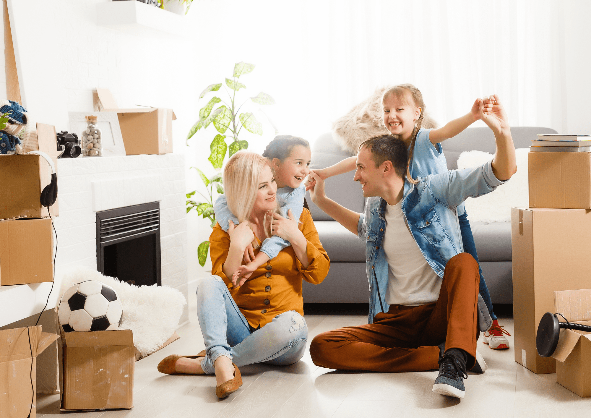Familia feliz por la compra de un nuevo piso en Sabadell