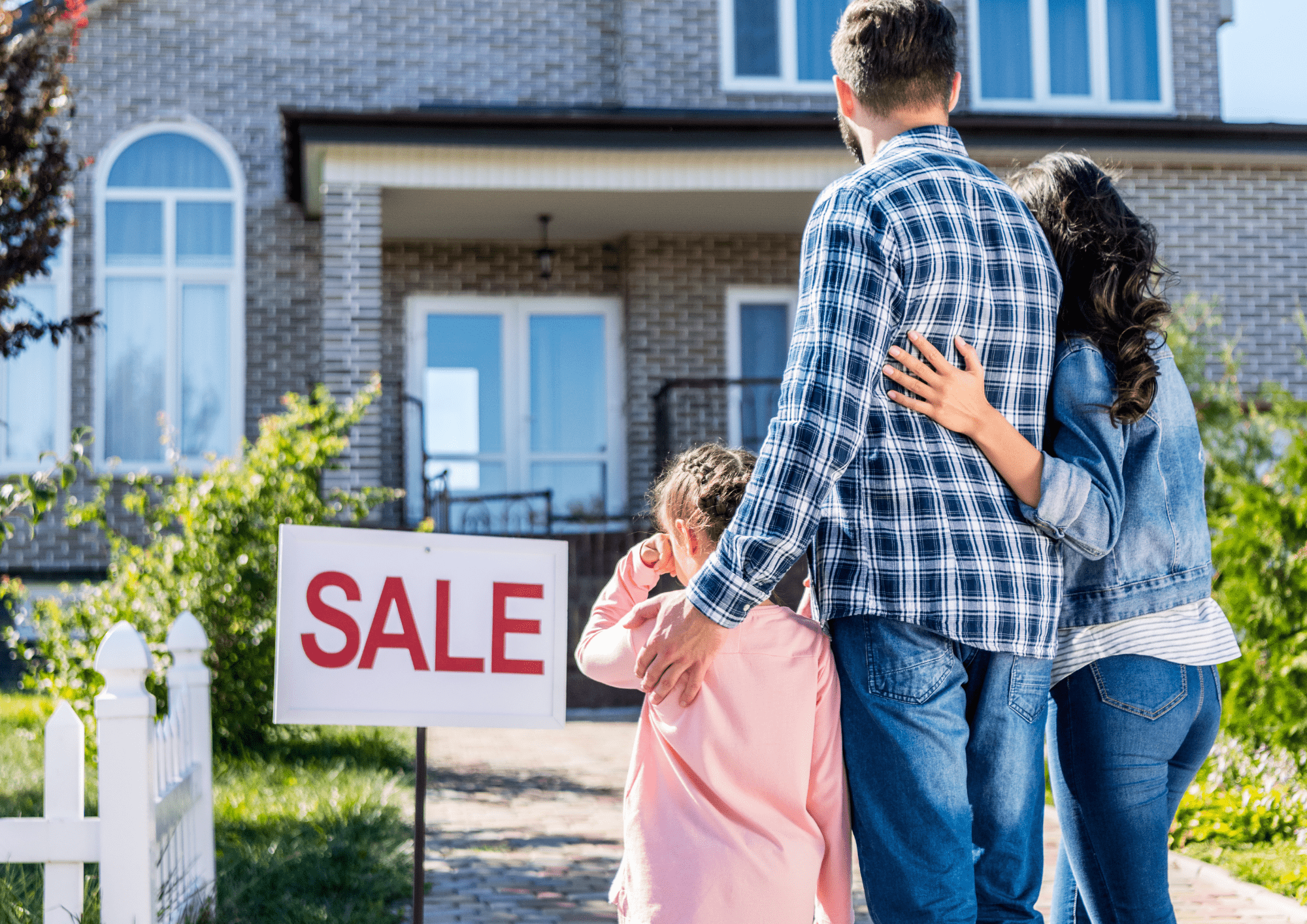 Familia visitando su antiguo hogar ya vendido en Sabadell
