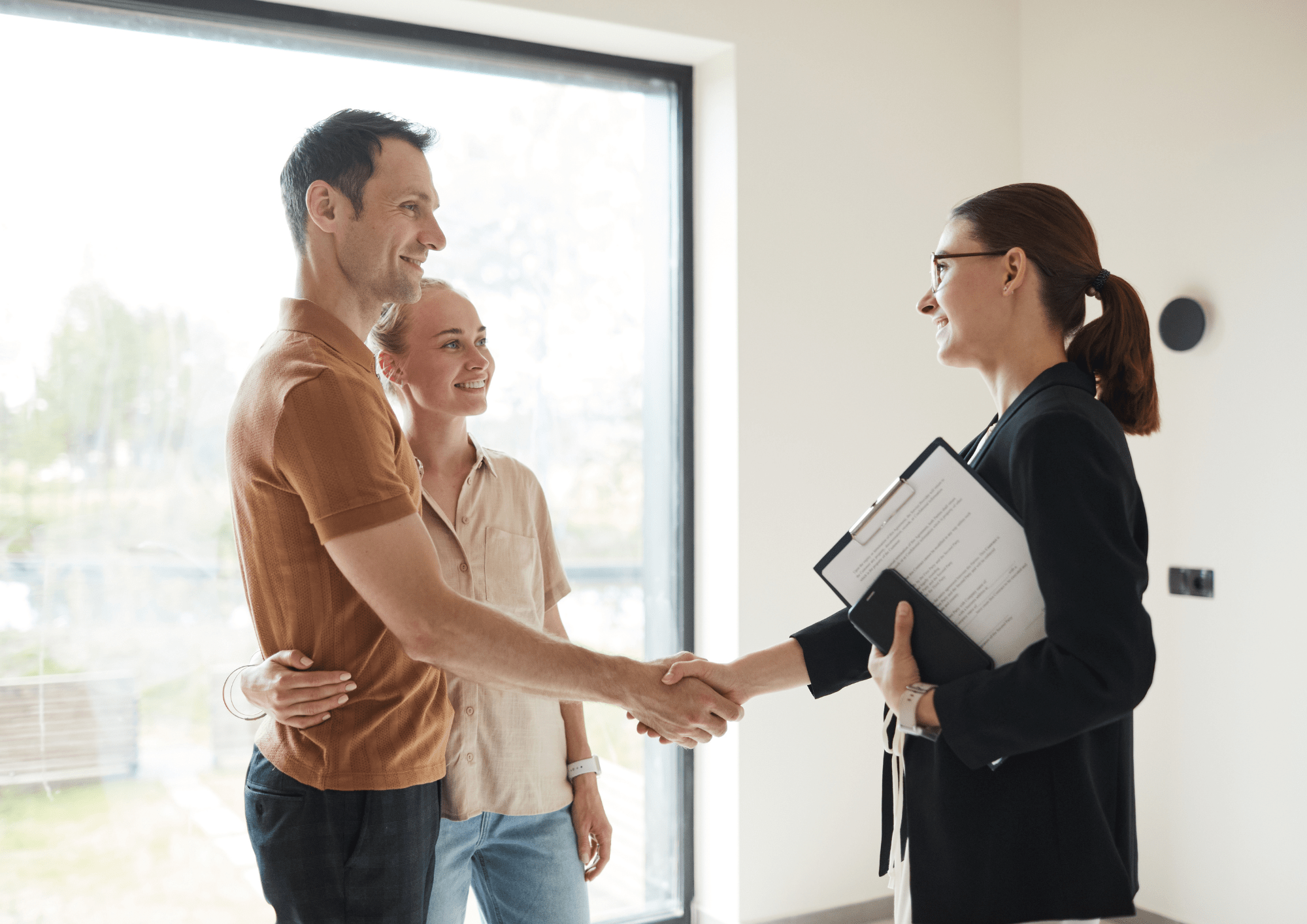 Inmobiliaria finalizando la venta de un piso en Sabadell