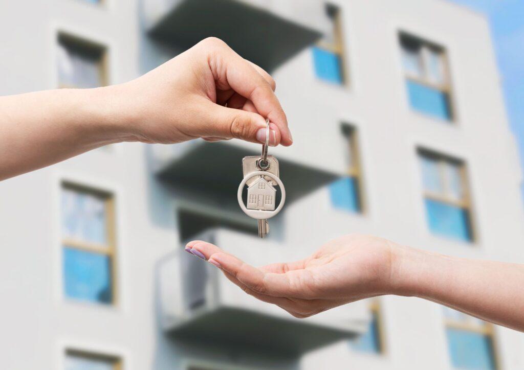 Persona entregando las llaves de una vivienda a un cliente