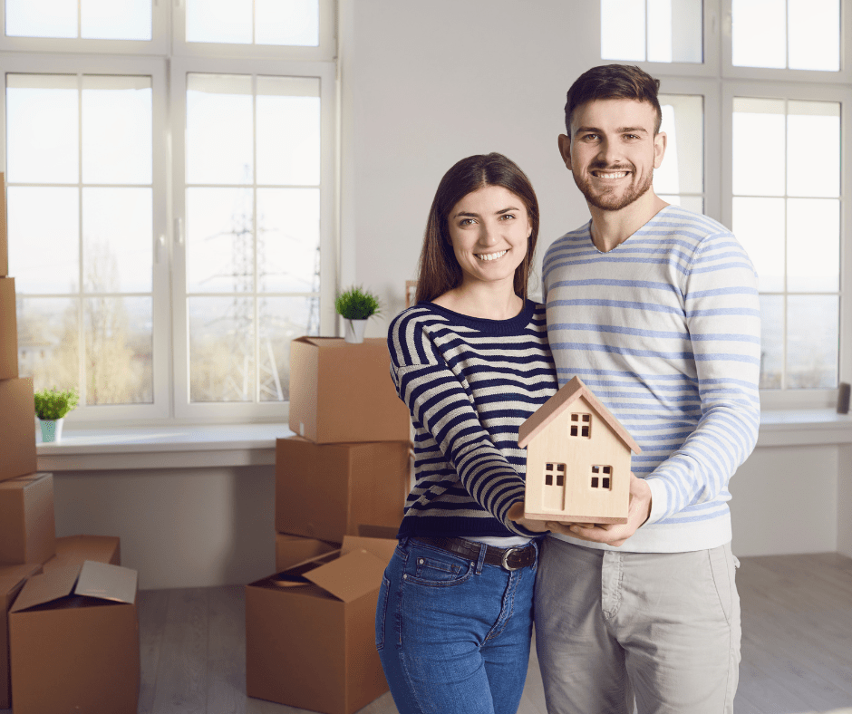 Pareja feliz al comprar su nueva casa para emprender un nuevo cambio en sus vidas