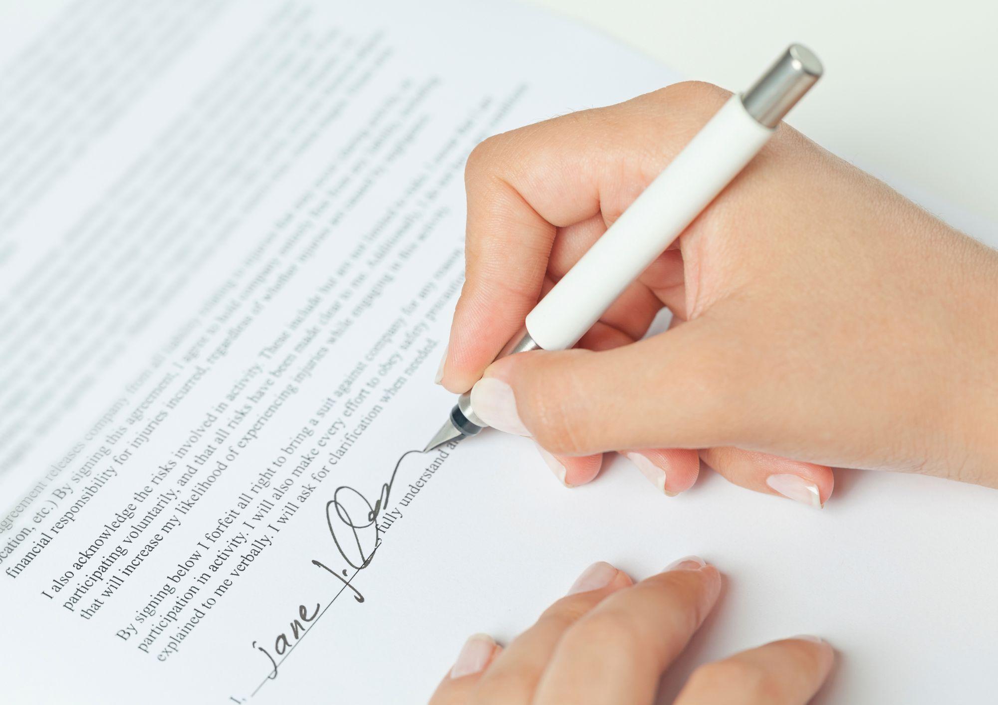 Cliente firmando un contrato de un alquiler de una casa en Sabadell