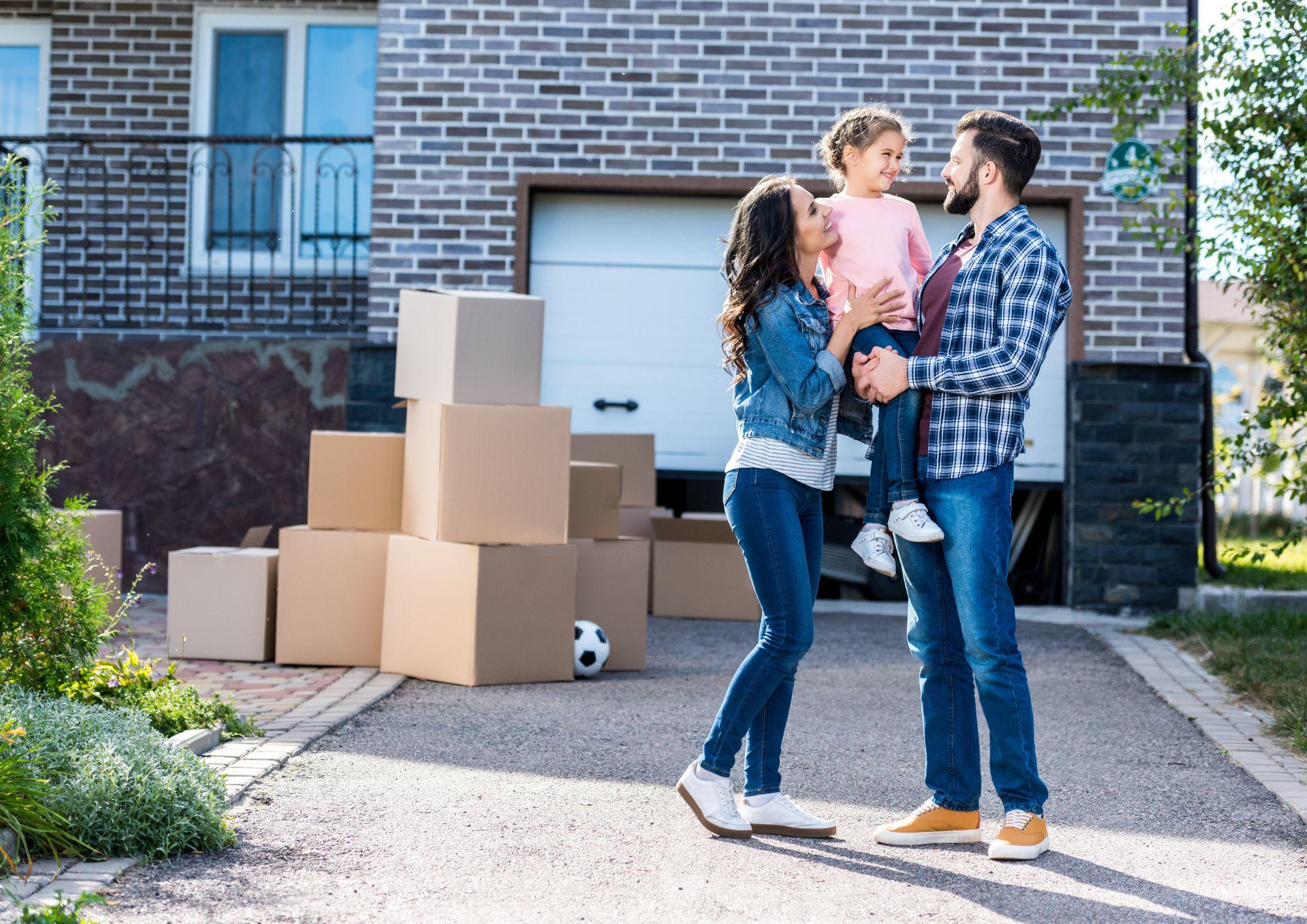 Familia feliz con su alquiler con opción de compra en Sabadell