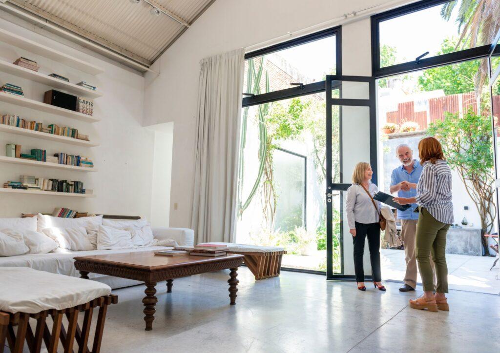 Clientes visitando una casa de alquiler con opción de compra en Sabadell