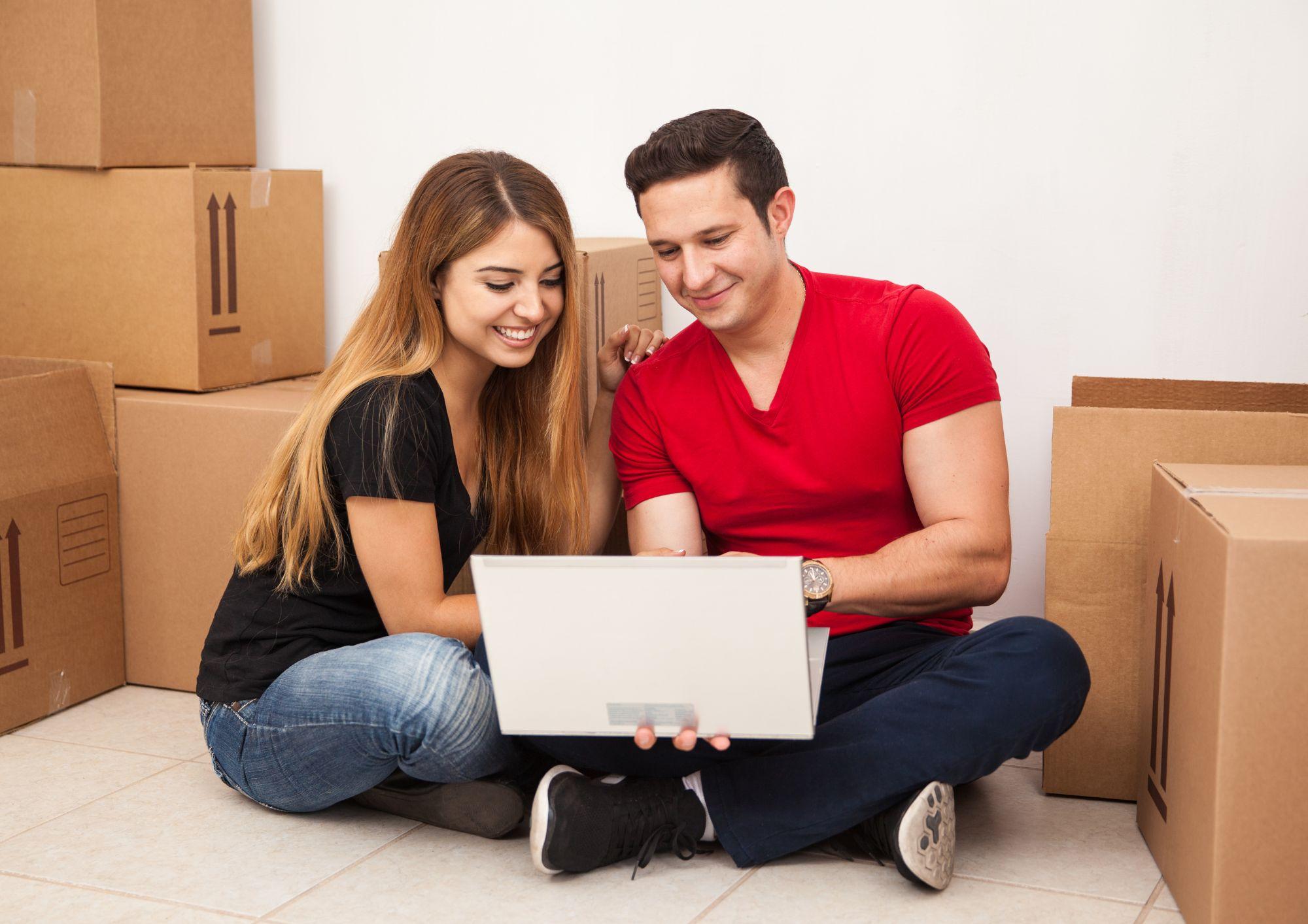 Pareja feliz con su alquiler de una casa en Sabadell