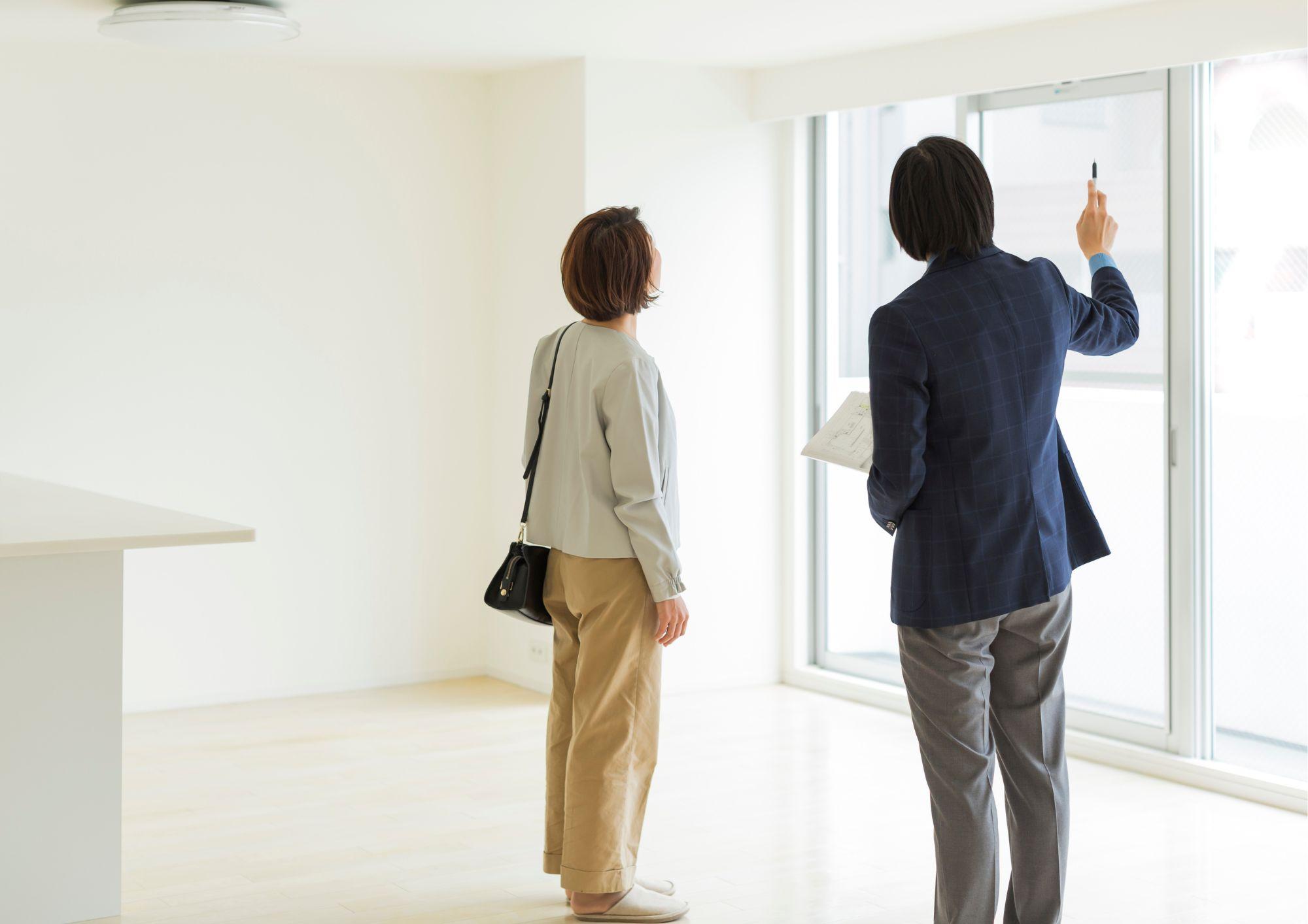 Nuestro inmobiliario enseñando un piso para alquiler en Sabadell a una clienta