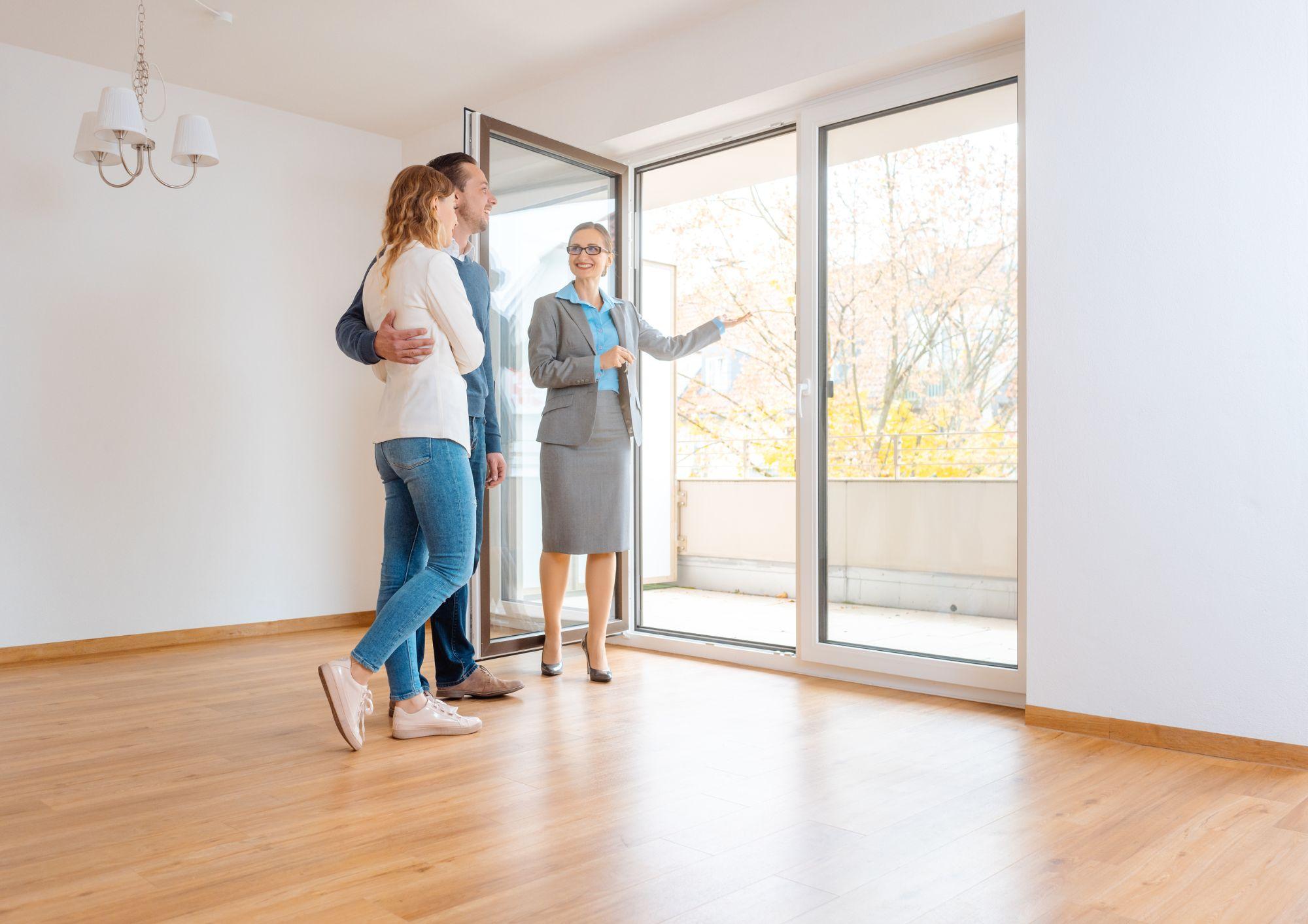 Clientes visitando una casa en alquiler en Sabadell