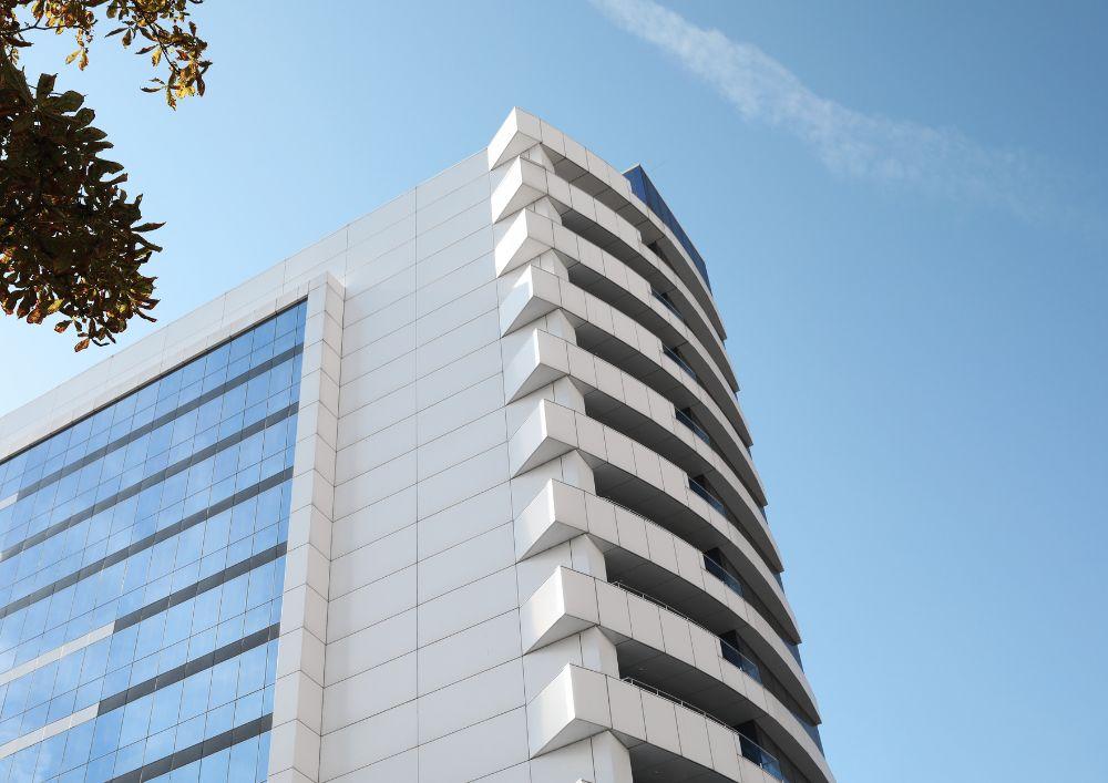 Edifico alto con el cielo azul de fondo