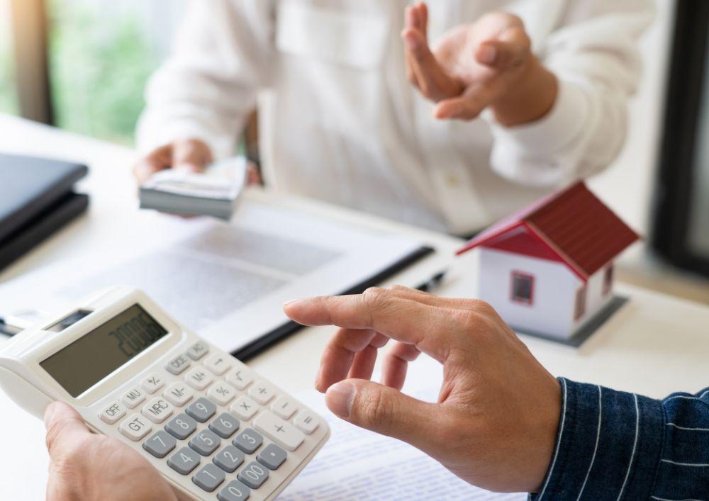Dos personas negociando con una calculadora