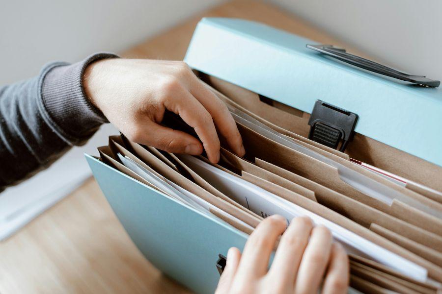 una persona que archiva papeles
