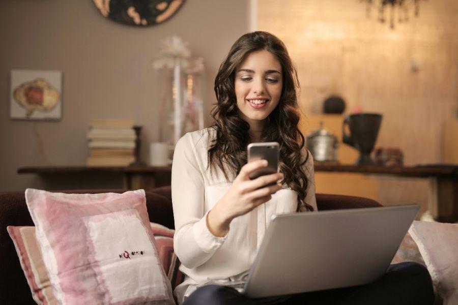 chica mirando su móvil