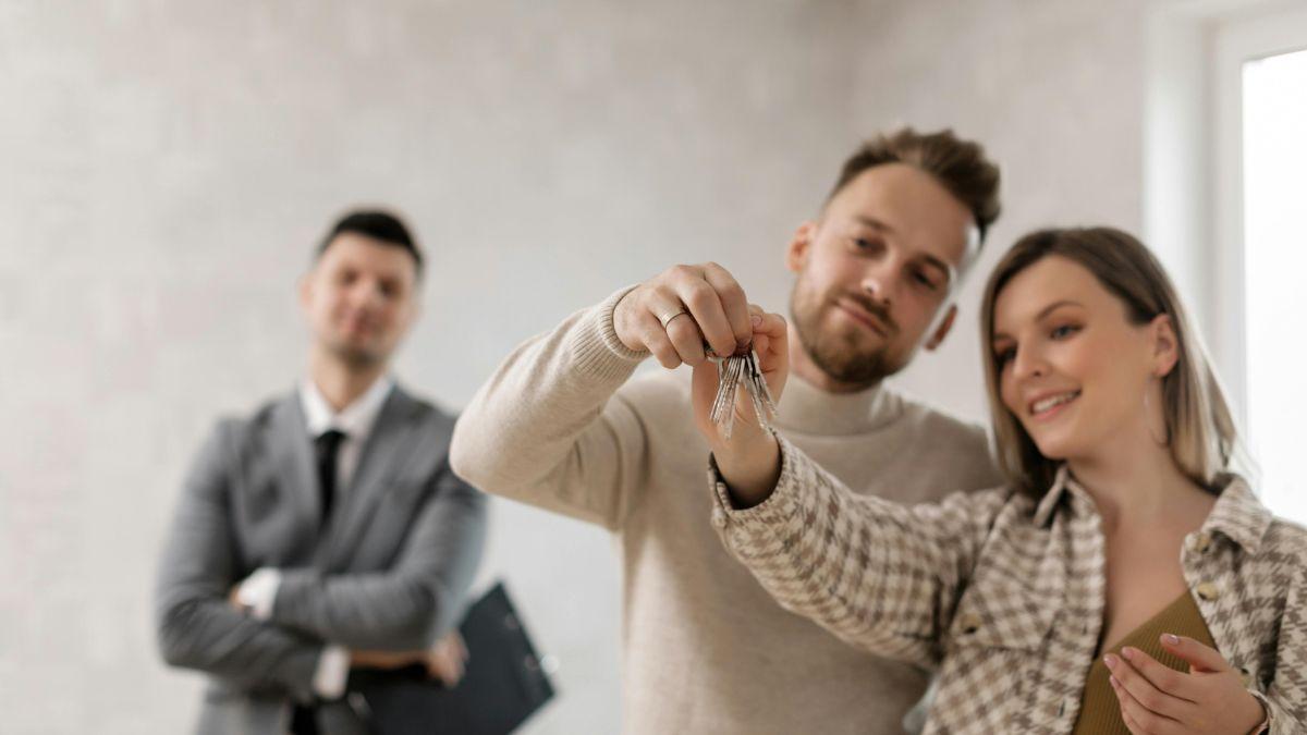 pareja coge llaves de su casa