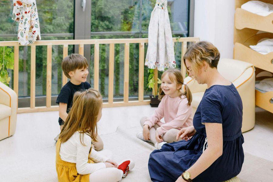 mujer juega con niños