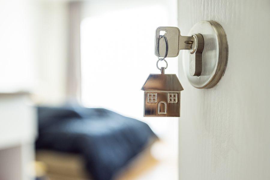 puerta de entrada a una casa con llaves puestas