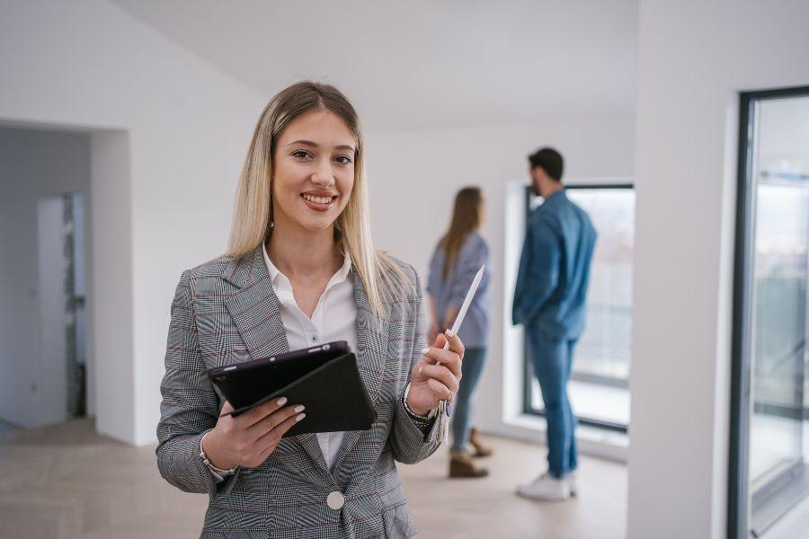 agente inmobiliario enseña un piso a posibles compradores