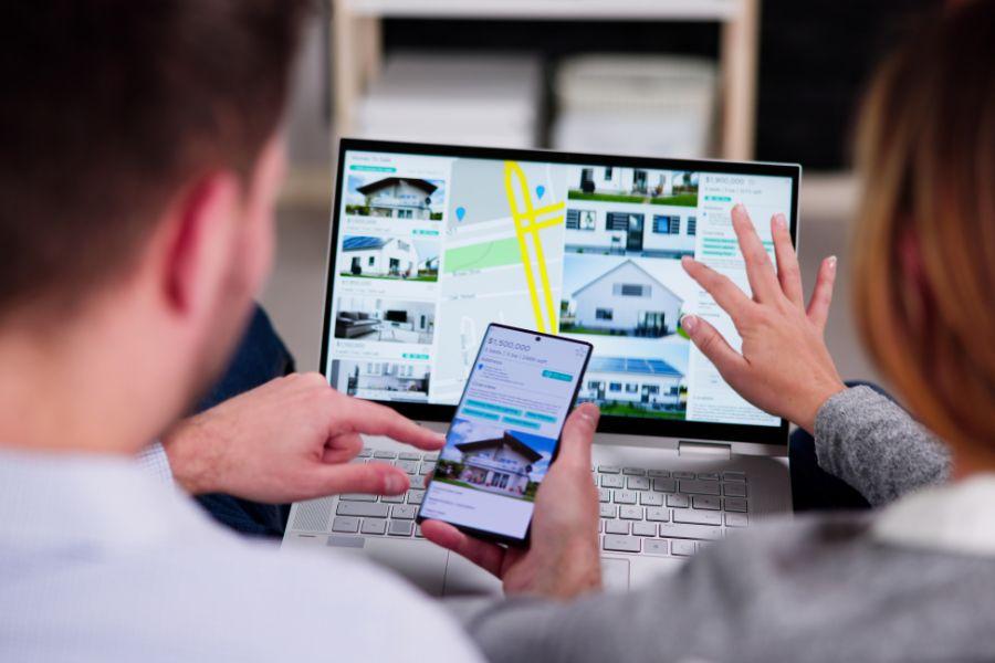 una pareja buscando inmuebles desde portal inmobiliario