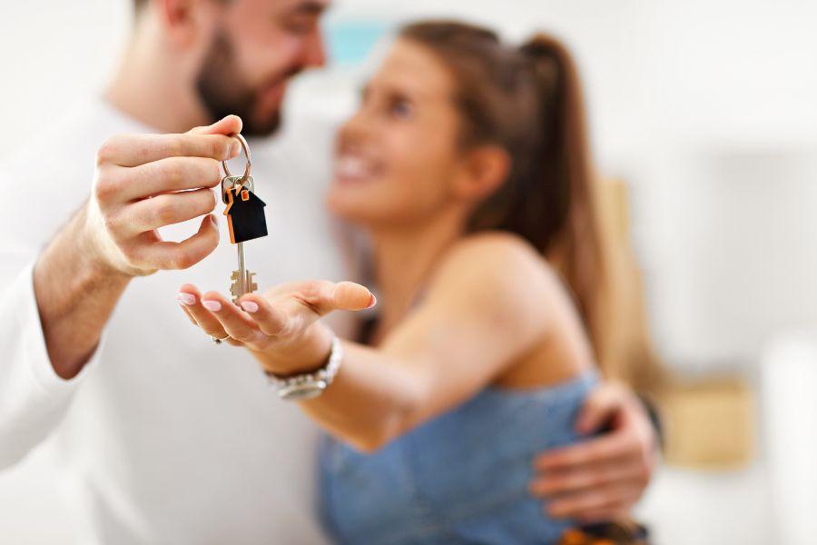 pareja con llaves en la mano