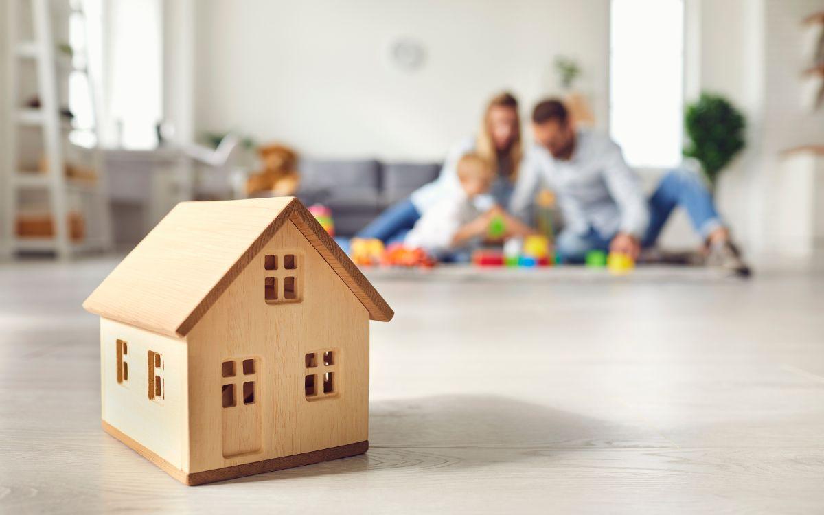 casa de madera y al fondo familia