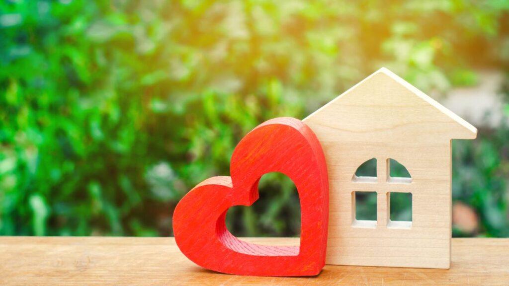 casa y corazón en piezas de madera